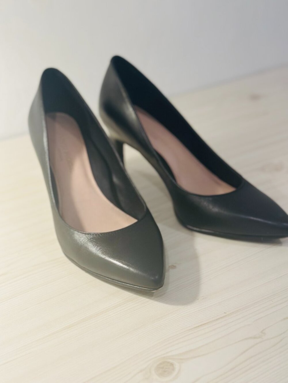 TARYN ROSE COLLECTION BLACK HEELS SIZE 9